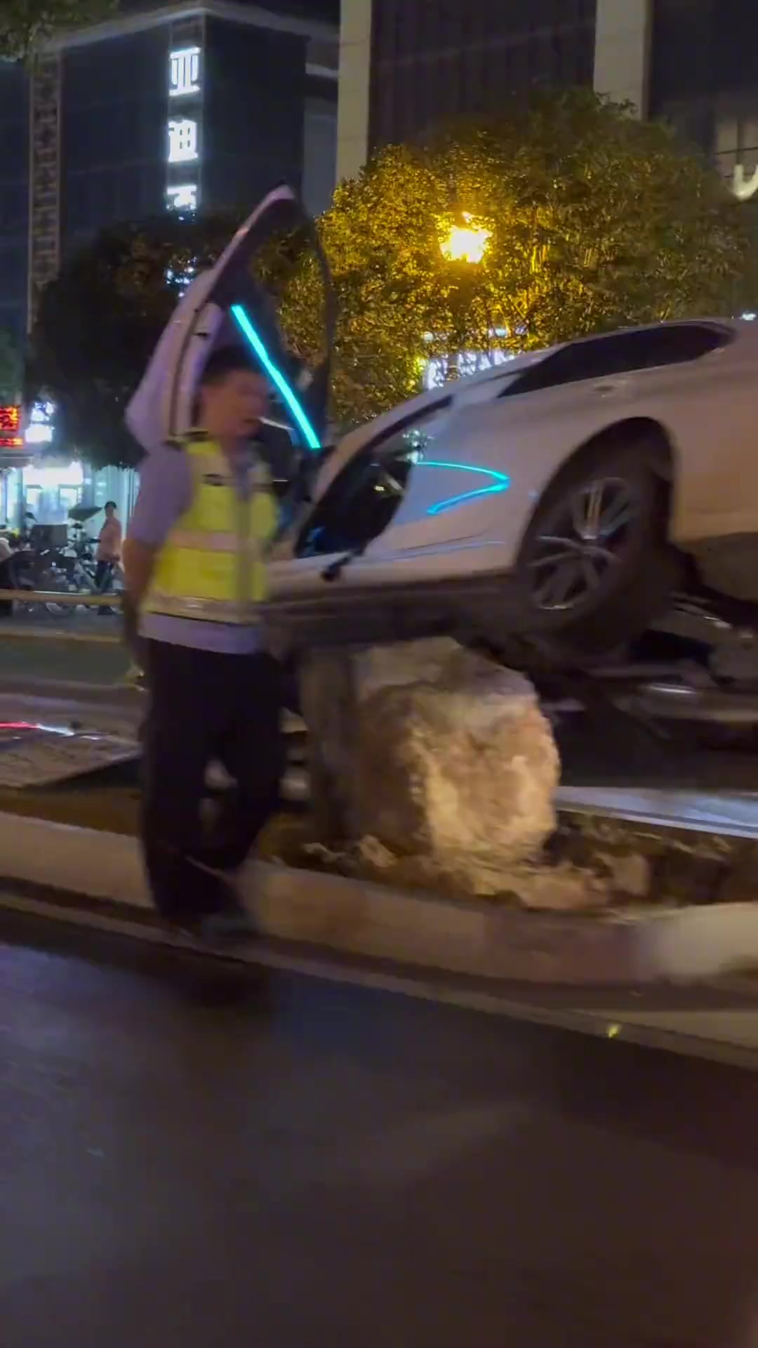 还是大城市机会多到处都能停车