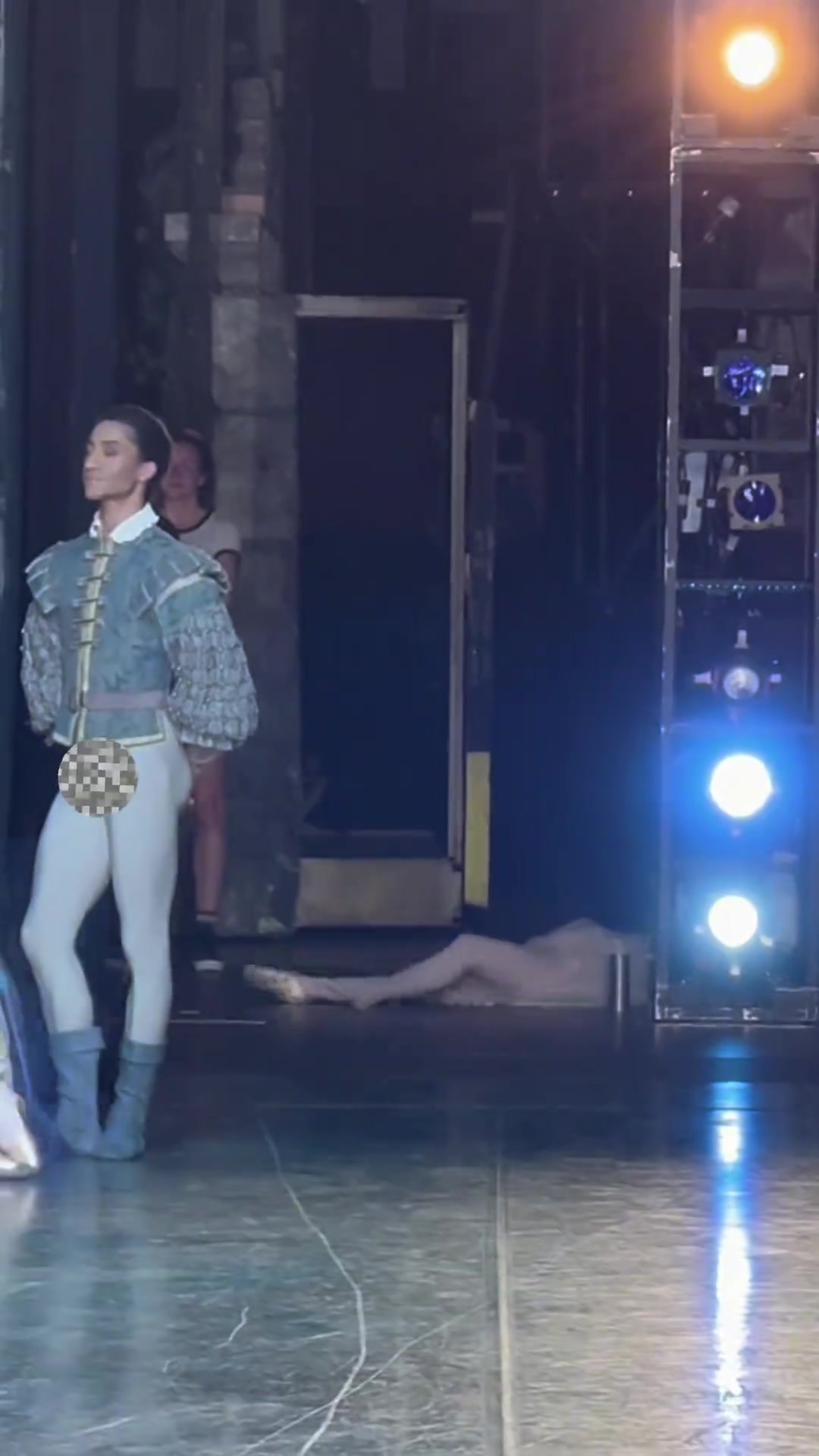 她这个手势是时刻准备就绪哦不对是“腿势”