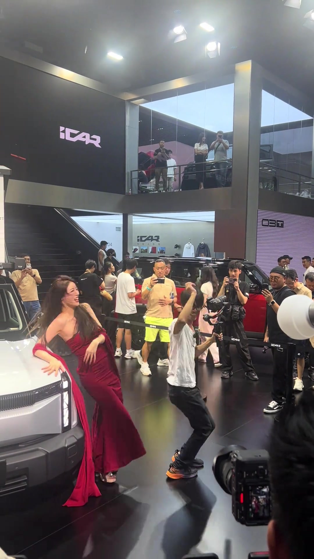 车模小姐姐：摄影师你抢我风头了！快滚！