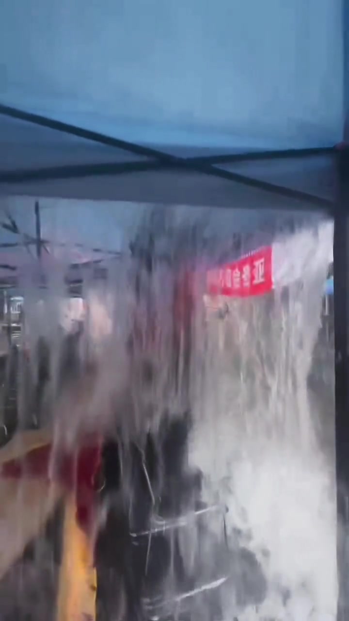 她想洗澡也用不着这么急吧！