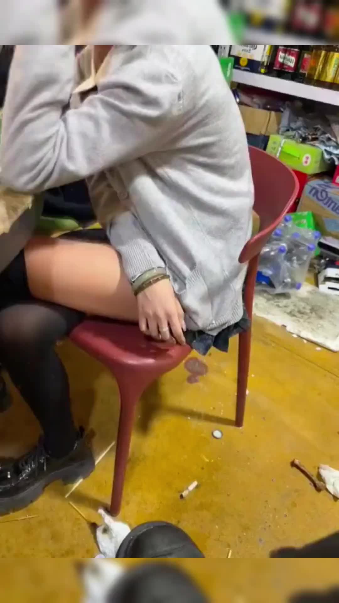 不是，她真以为口袋密不透风可以倒酒的！