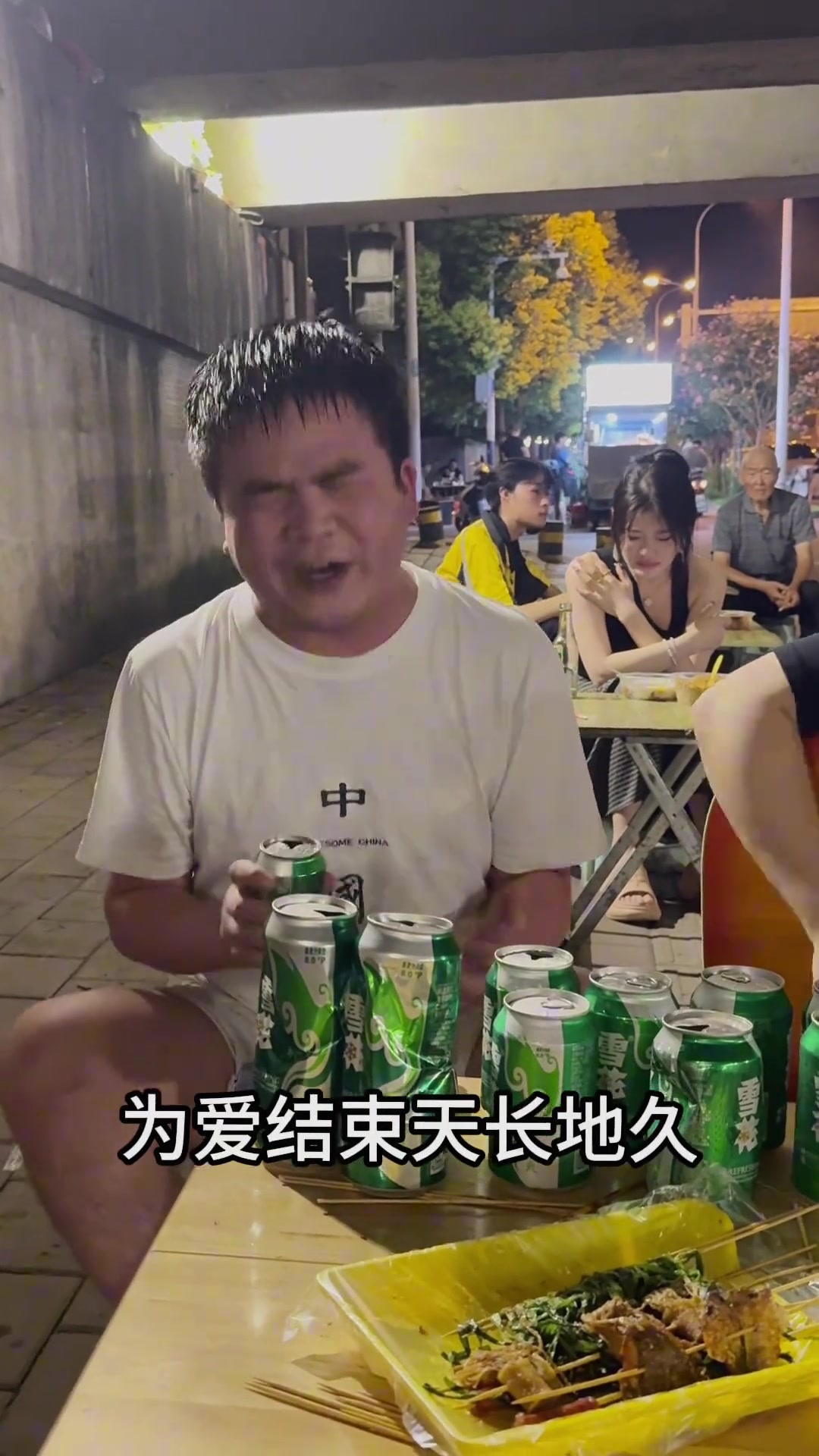 完了，把后面的女生唱入戏了