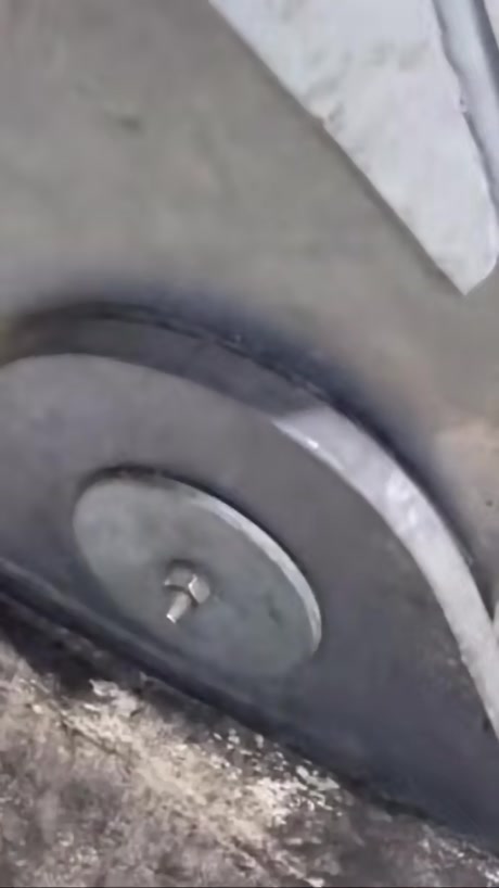 不懂就问这么一个小螺丝支撑的住这重量吗