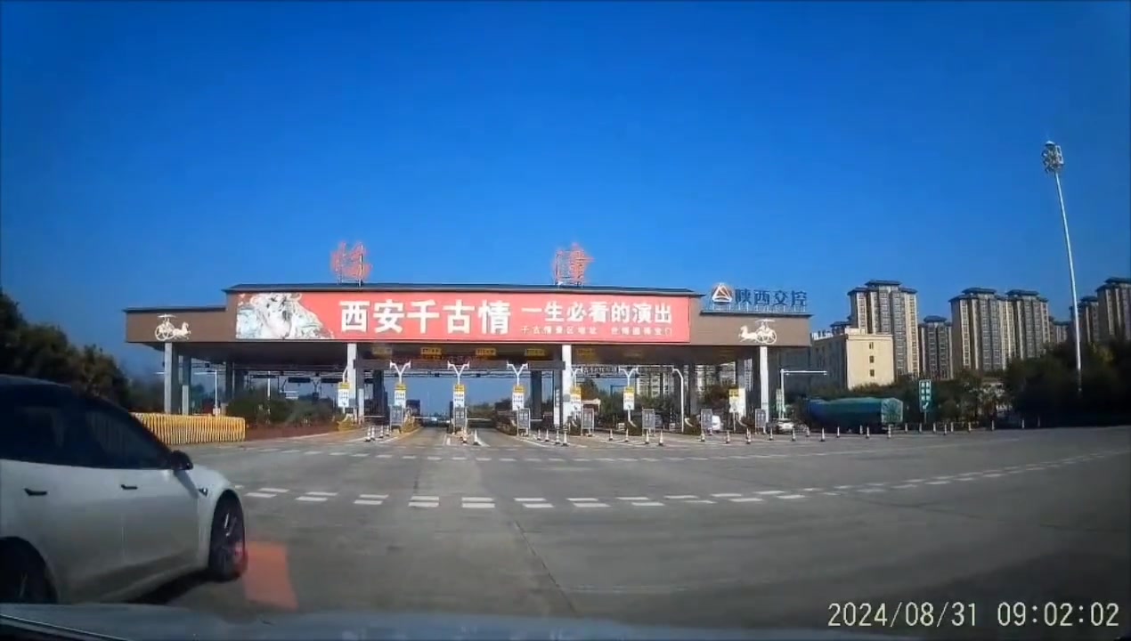 这么开车是要出大事的！顾前不顾左右后