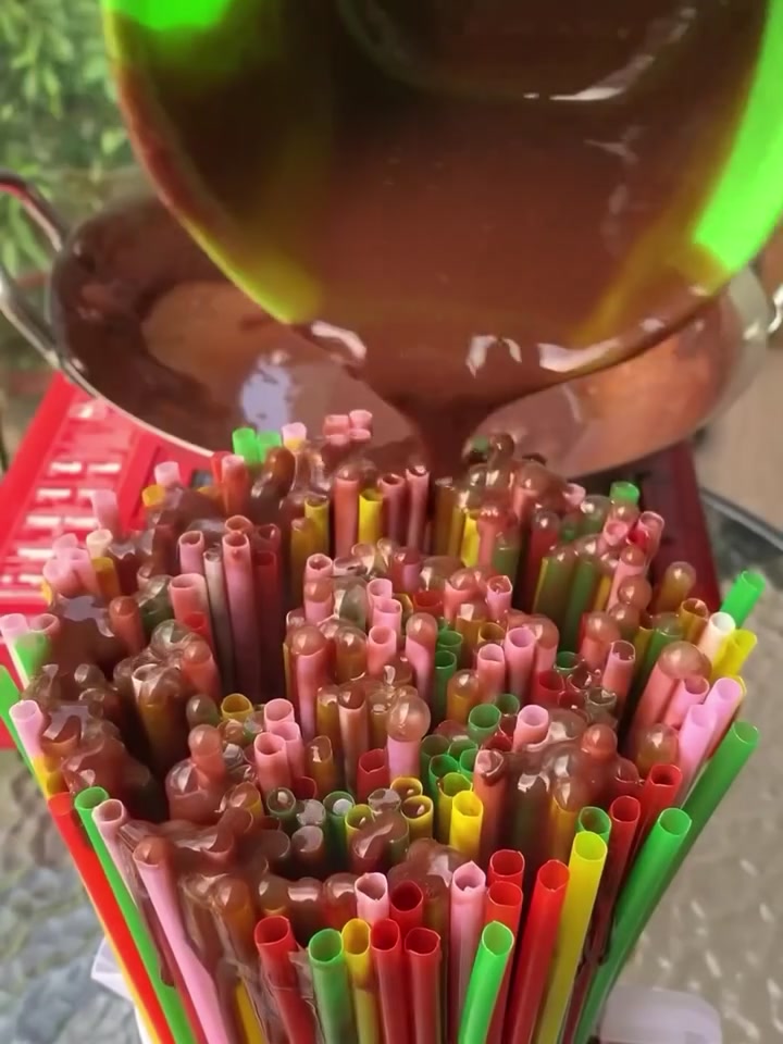 第一眼：巧克力第二眼：蚯蚓结果是：布丁