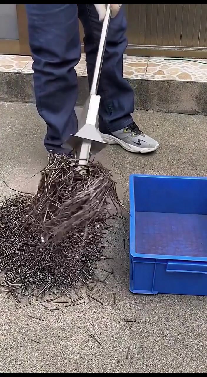 铁钉搬运工，运用了磁铁原理