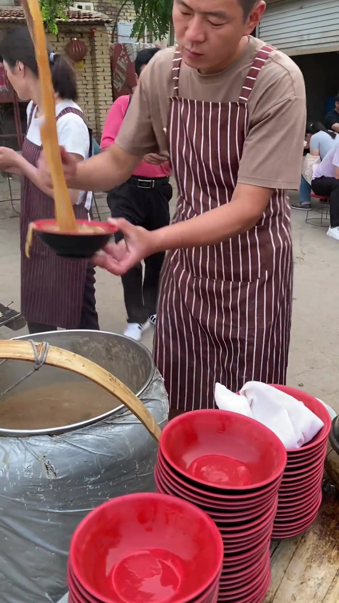 路人都惊呆了，话音刚落碗就到手了