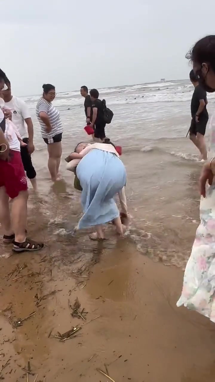 这娘们真虎啊，这就给一手抓回来了