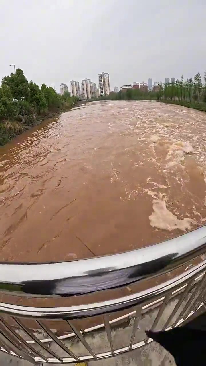 杆掉了，鞋湿了，收工回家