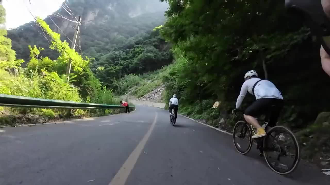 这是有多困啊，路边上直接就睡！