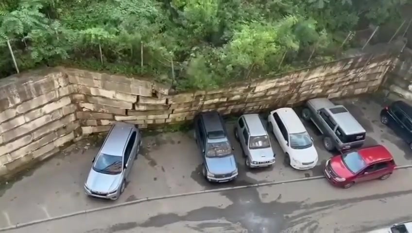 最糟糕的停车位，保护了最宝贵的车