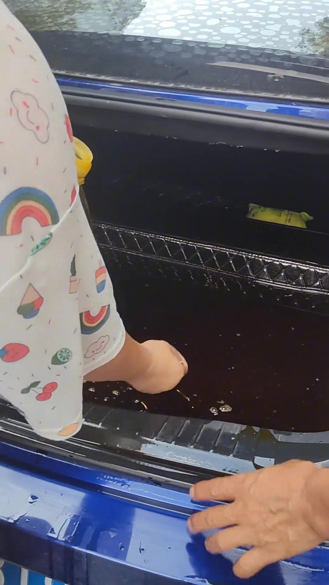 油装在后备箱里，然后出了一点点小意外...