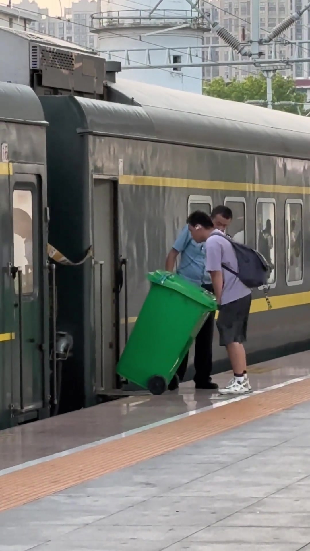 列车员：前面那群人真让你过了