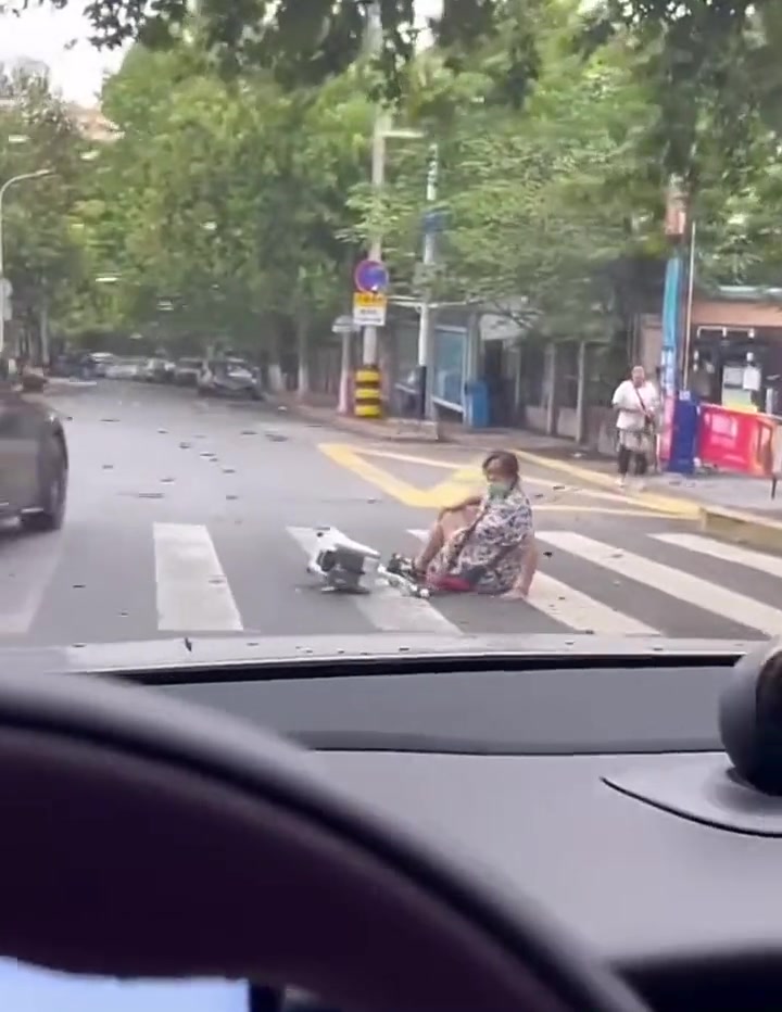 还拍呢，再不走就是你撞的了