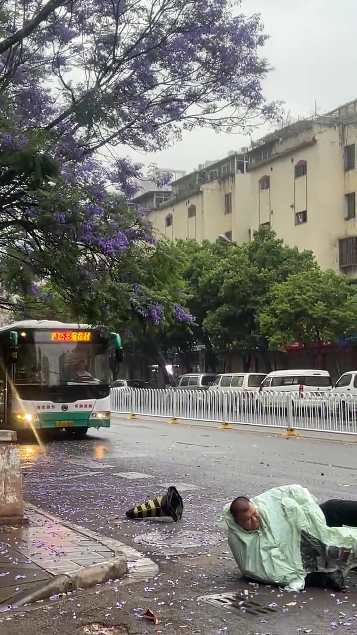 巴山楚水凄凉地，路障拴绳绊倒me