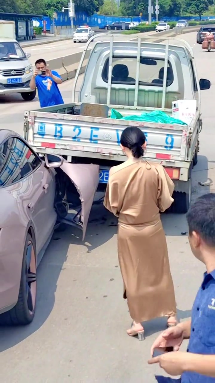 这高跟鞋加裙子的.