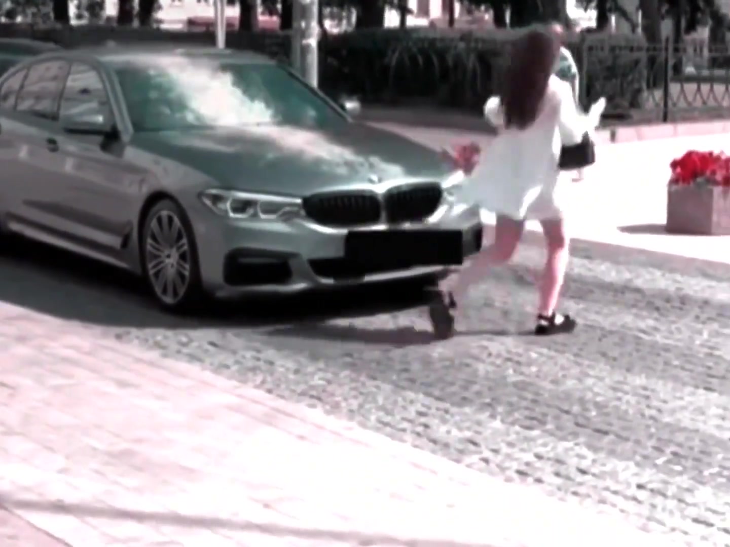 虽说斑马线是行人占理，但你这反应也太偏激了吧