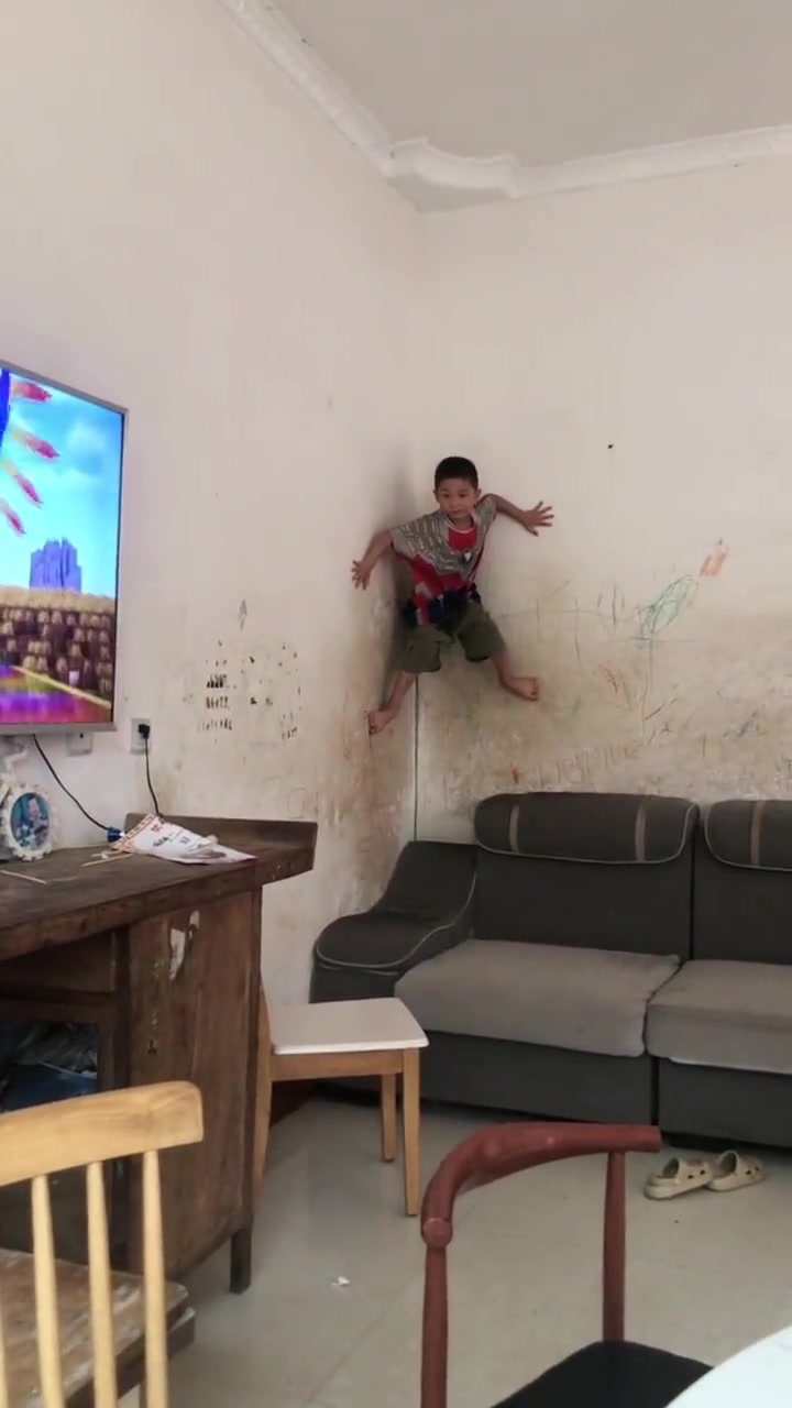 看来没少练，墙角留下了努力的痕迹