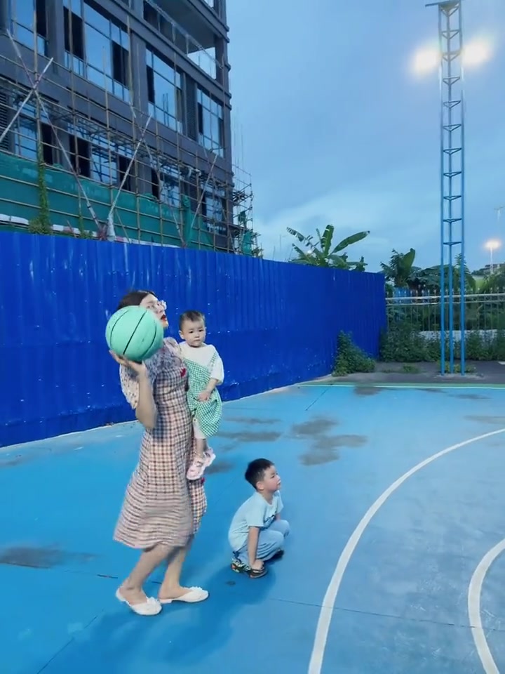 她的手像迫击炮一样有力