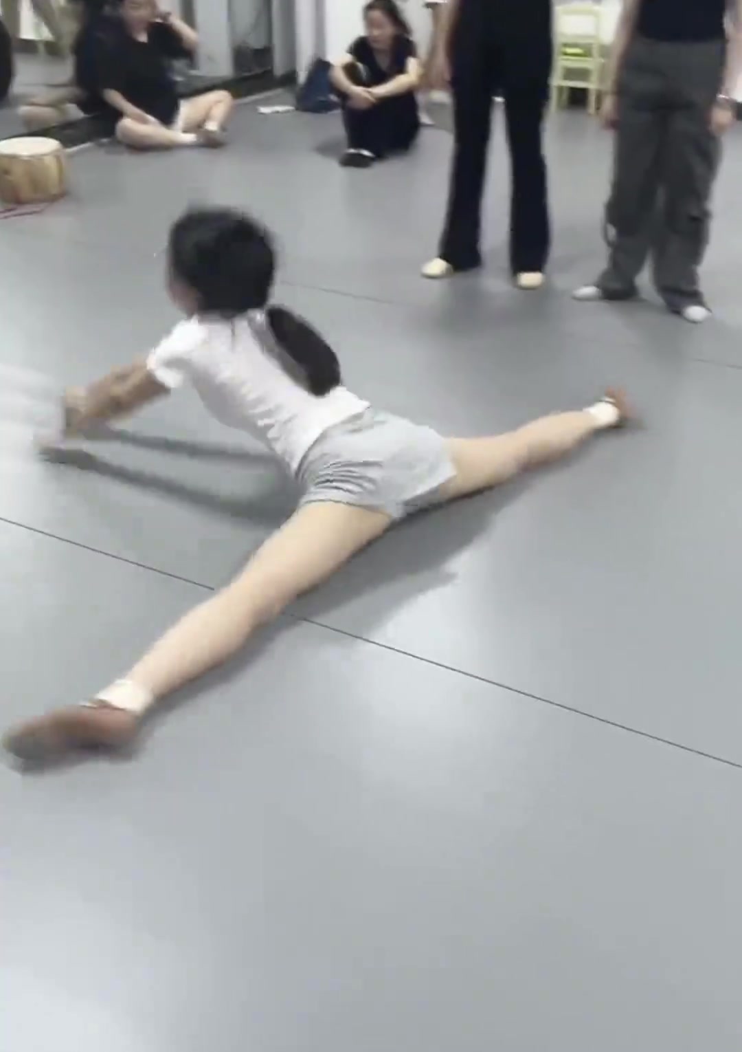 这个柔韧性简直无敌！！