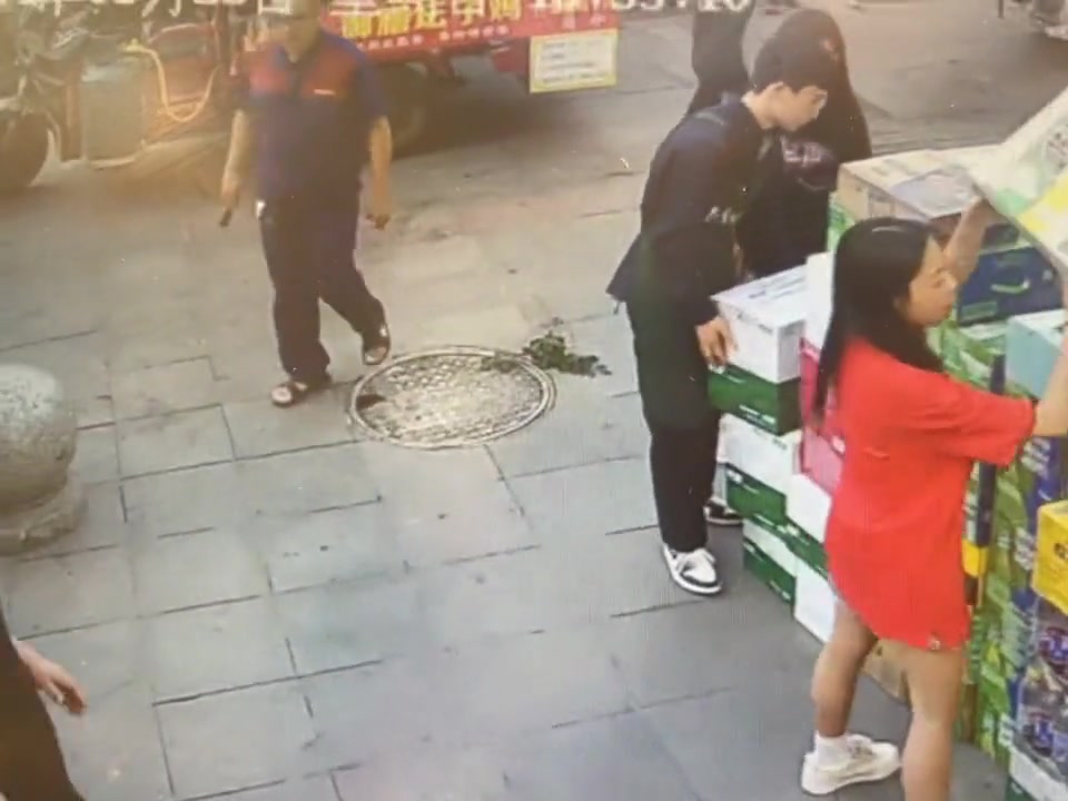 男.她搬两箱我为啥拿不动我不如她