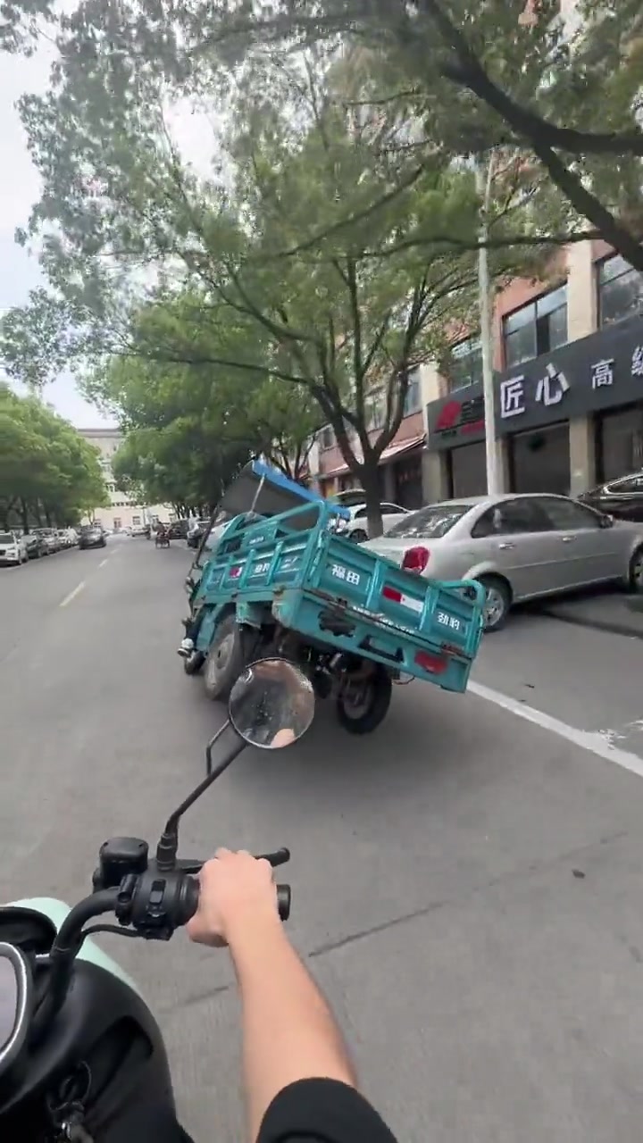 他怎么会这个，当初学三轮教练也没有教我这个啊