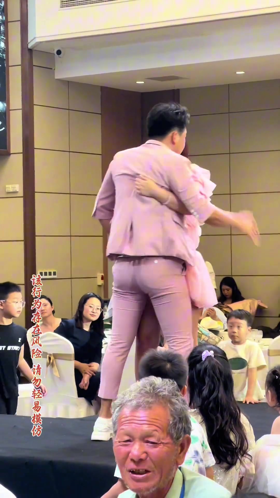 我真怕这对男女挺不过去...