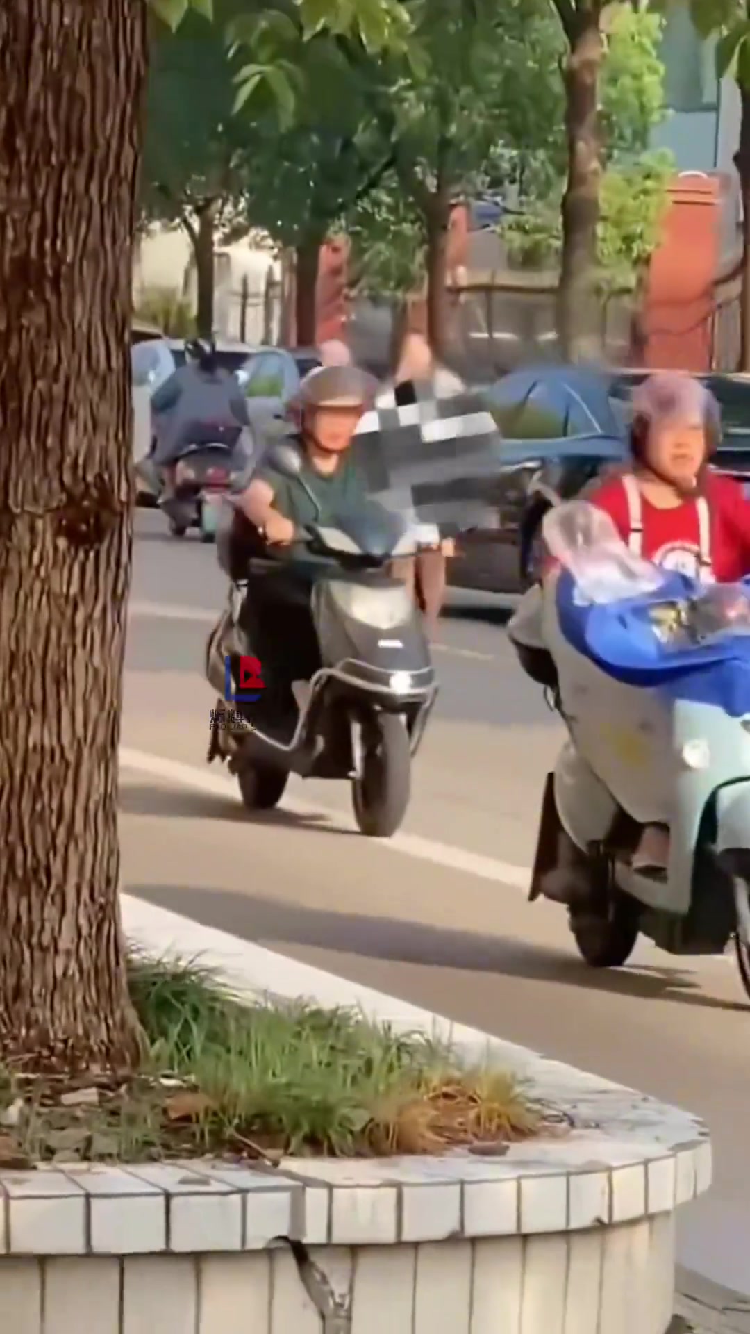 一女子当街裸奔期间高举双手站在车流中这是精神有问题吗