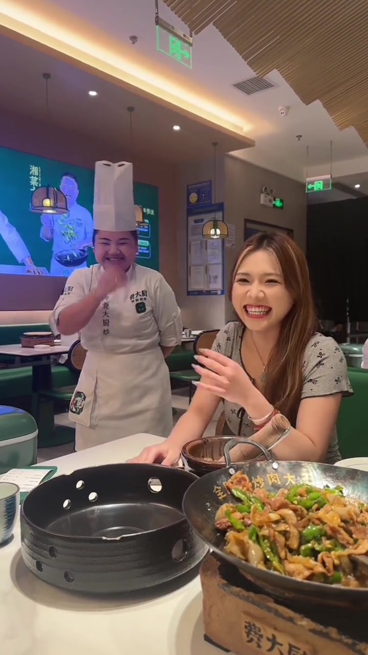 服务员：老板这有个应聘的，干活比我们还好！