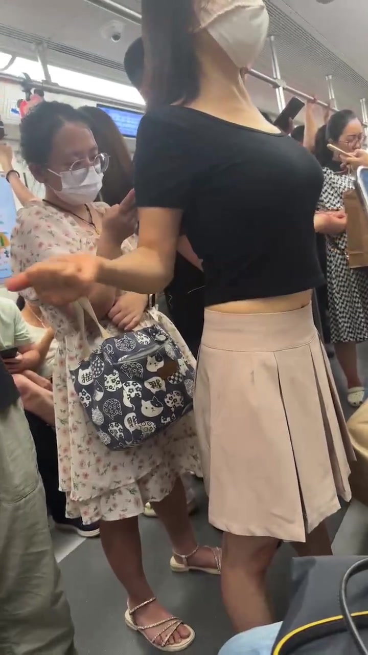 女子在地铁上都想着锻炼啊