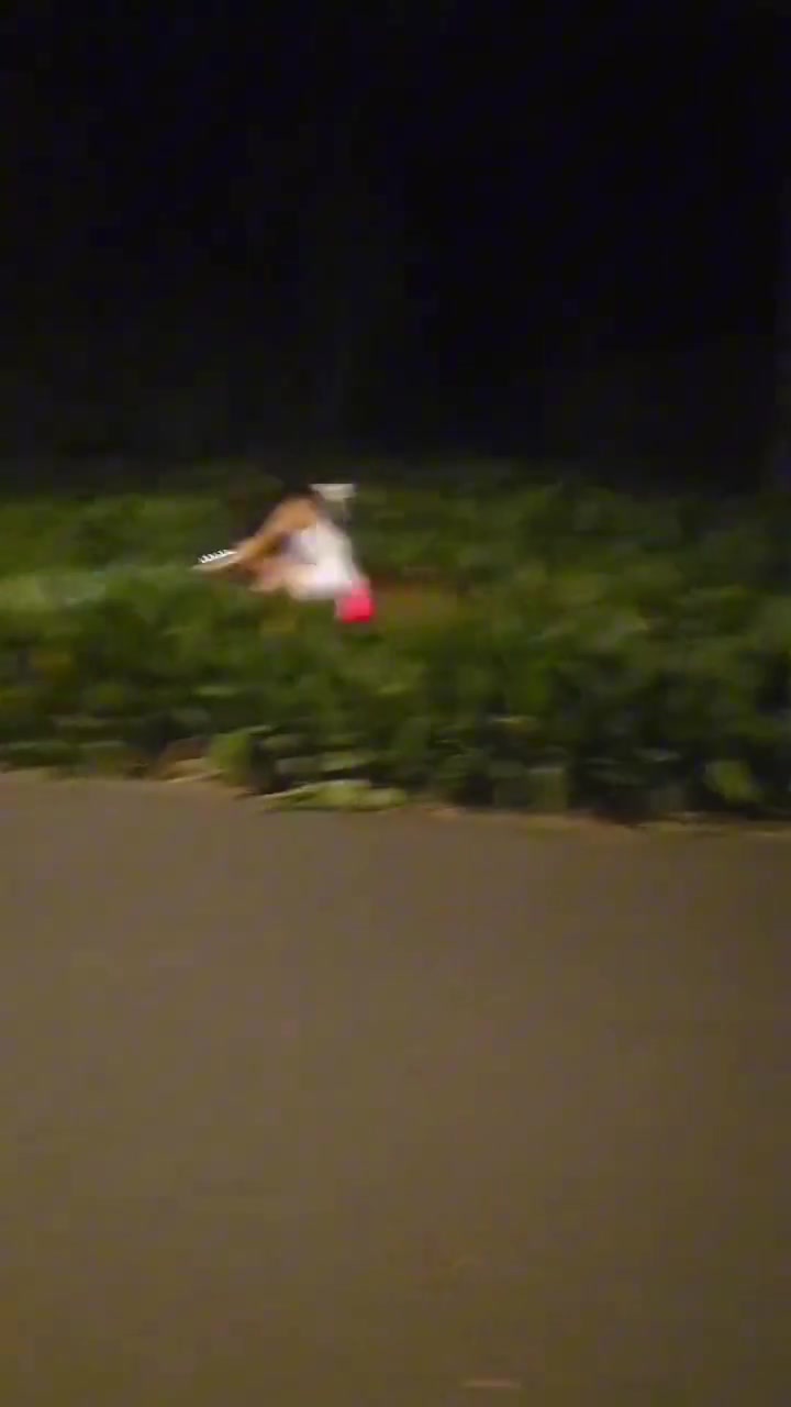 她还在那边耶吗应该耶不出来了吧！