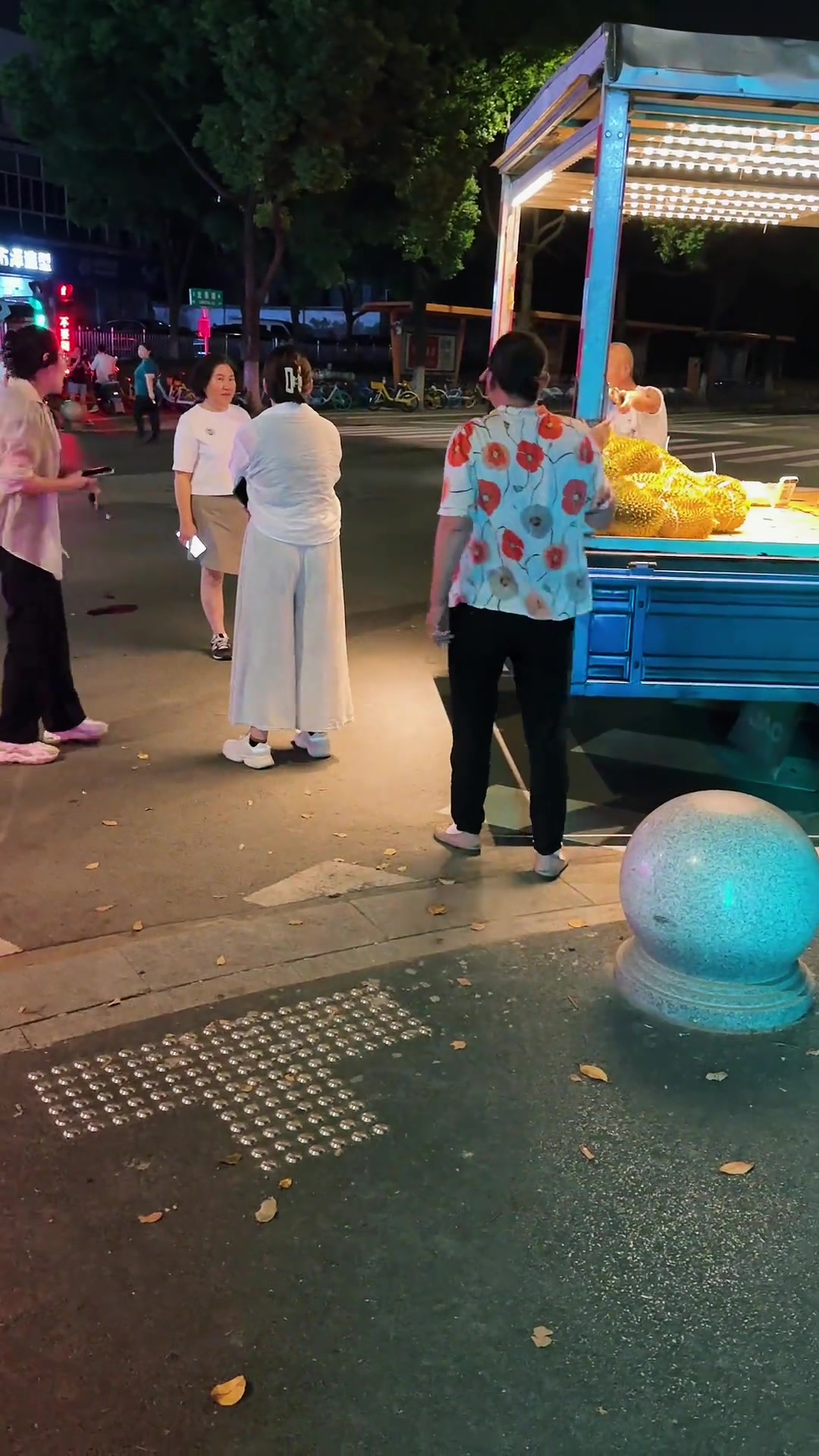 马路边榴莲都不能买，基本上都是8两称！