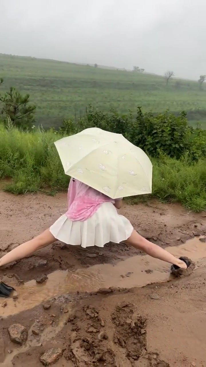 你再拍下去，她就要在泥土上练一字马了