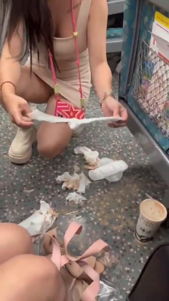 找乘务员拿拖把呀！这样多浪费啊