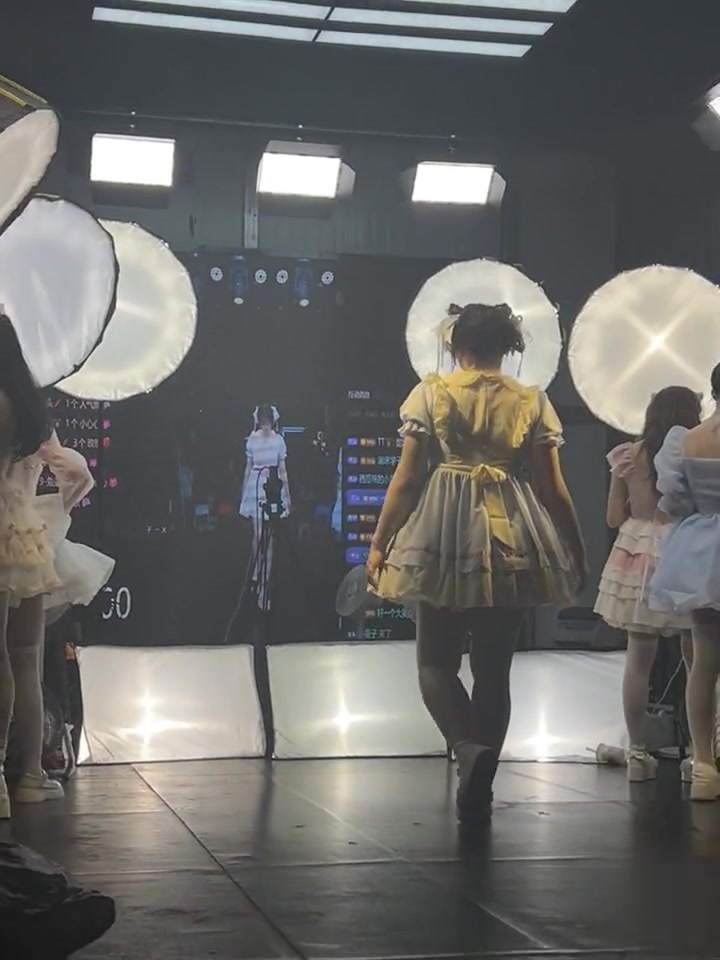 小姐姐看着美颜下的自己，她会不会迷失自我