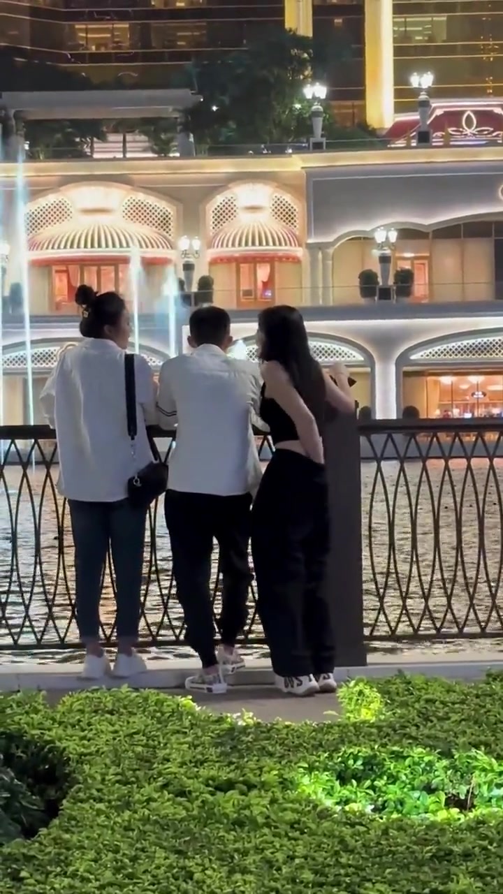 真怕小姐姐挠不到，想去帮帮她！