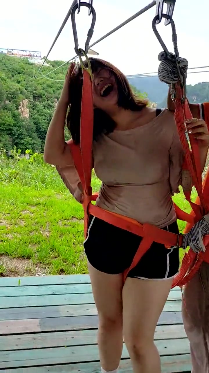 是不是太刺激了！小姐姐怎么一身汗！