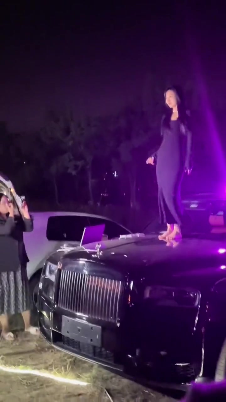 这是你自己的车吗！你就踩上去！