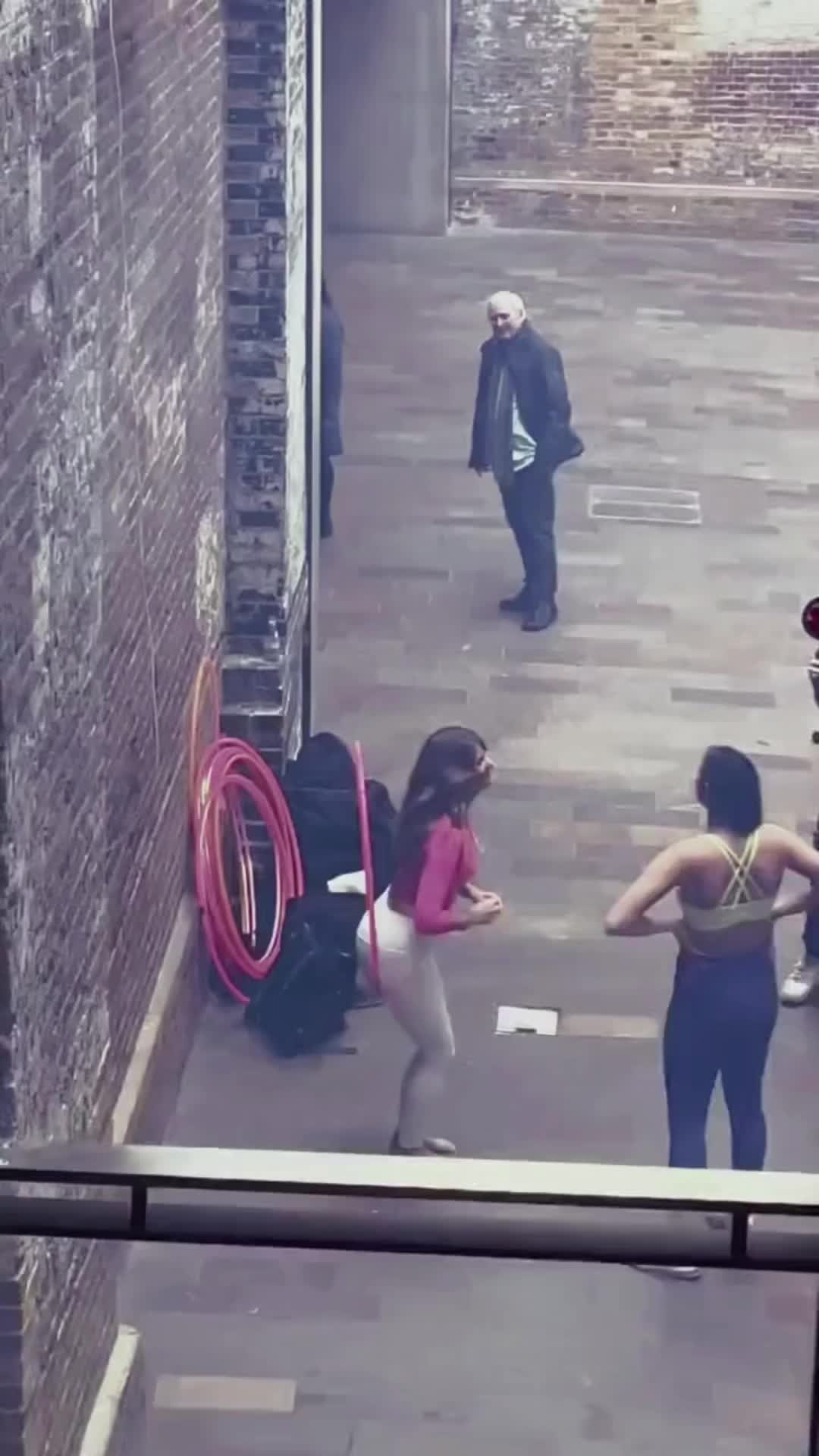 她玩的呼啦圈怎么好像跟我不一样！