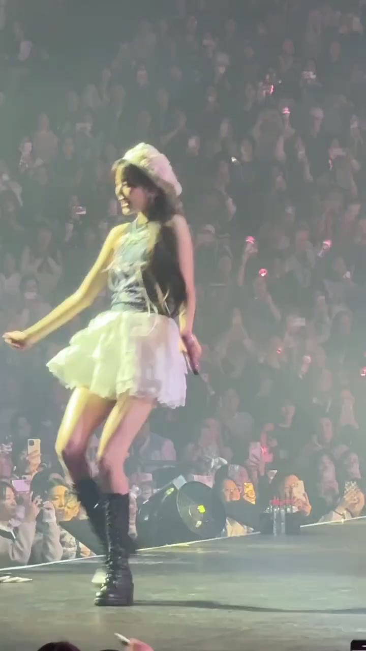 张元英她怎么这么爱转圈啊！一个梗用一辈子吗！