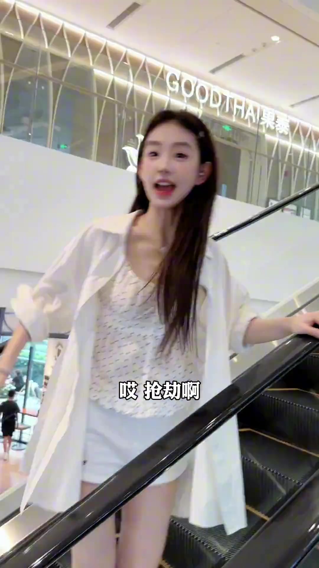 碰到老熟人当然得打个招呼啊