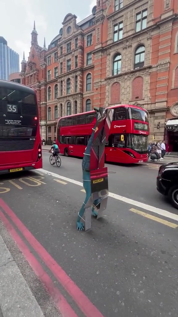 体操专业人士在伦敦伪装成公交车