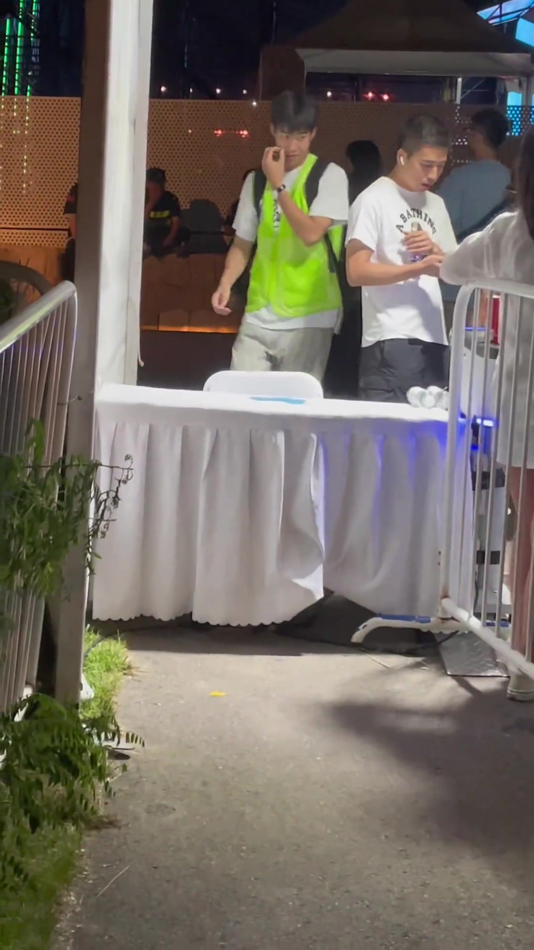 音乐节现场小妹妹当众逃票！！！