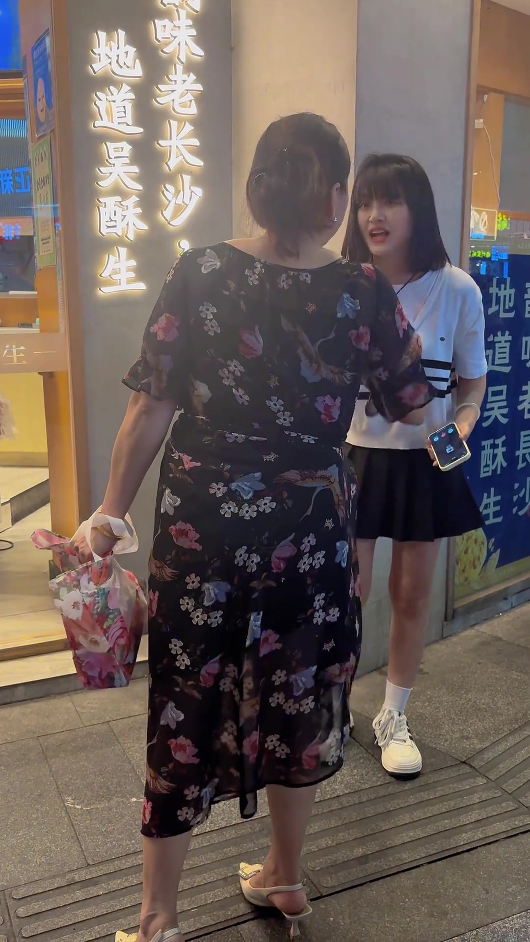 大妈因想退换一个月前买的衣服，动手打女店员！