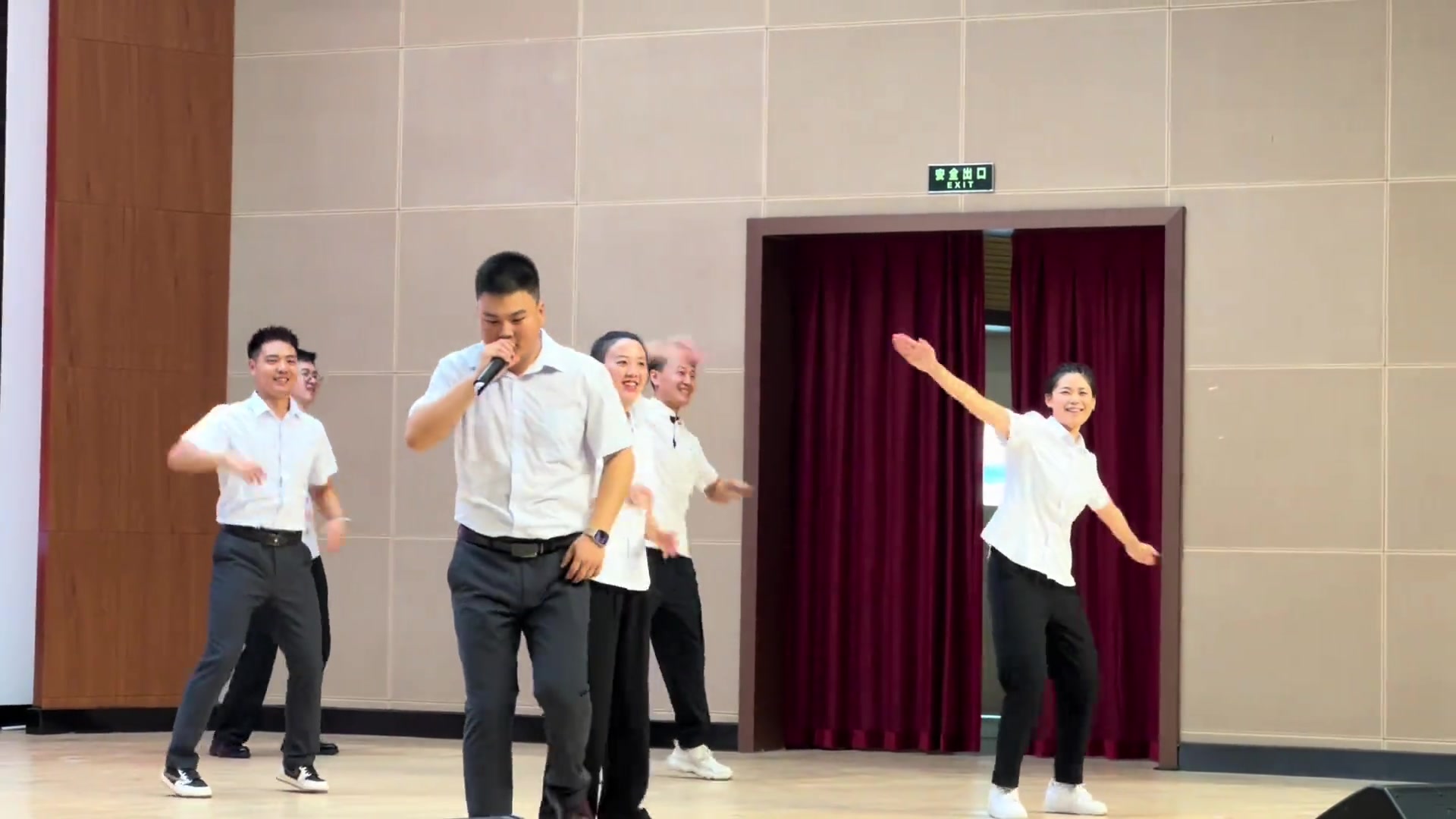 前面两个应该是音乐老师吧！