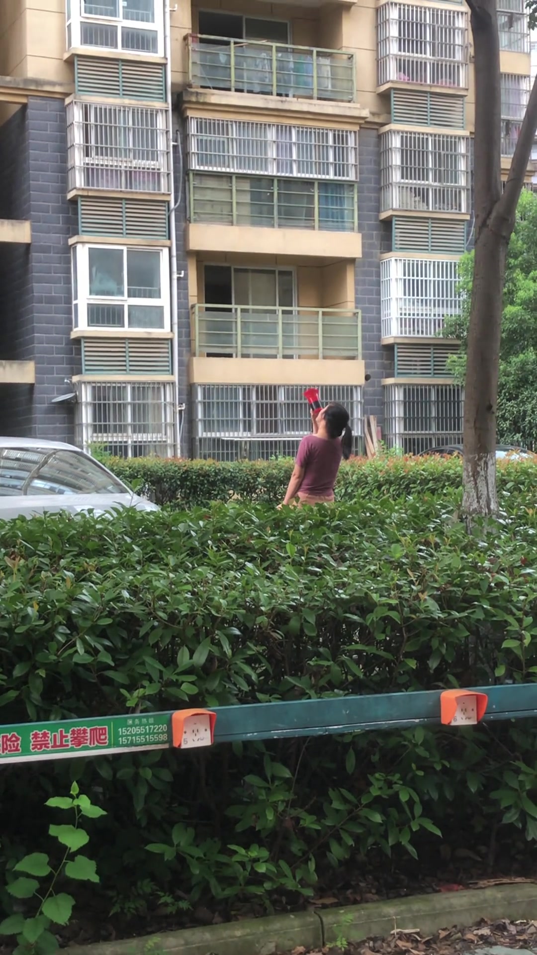 她难道不知道喇叭有录音重复播放功能吗