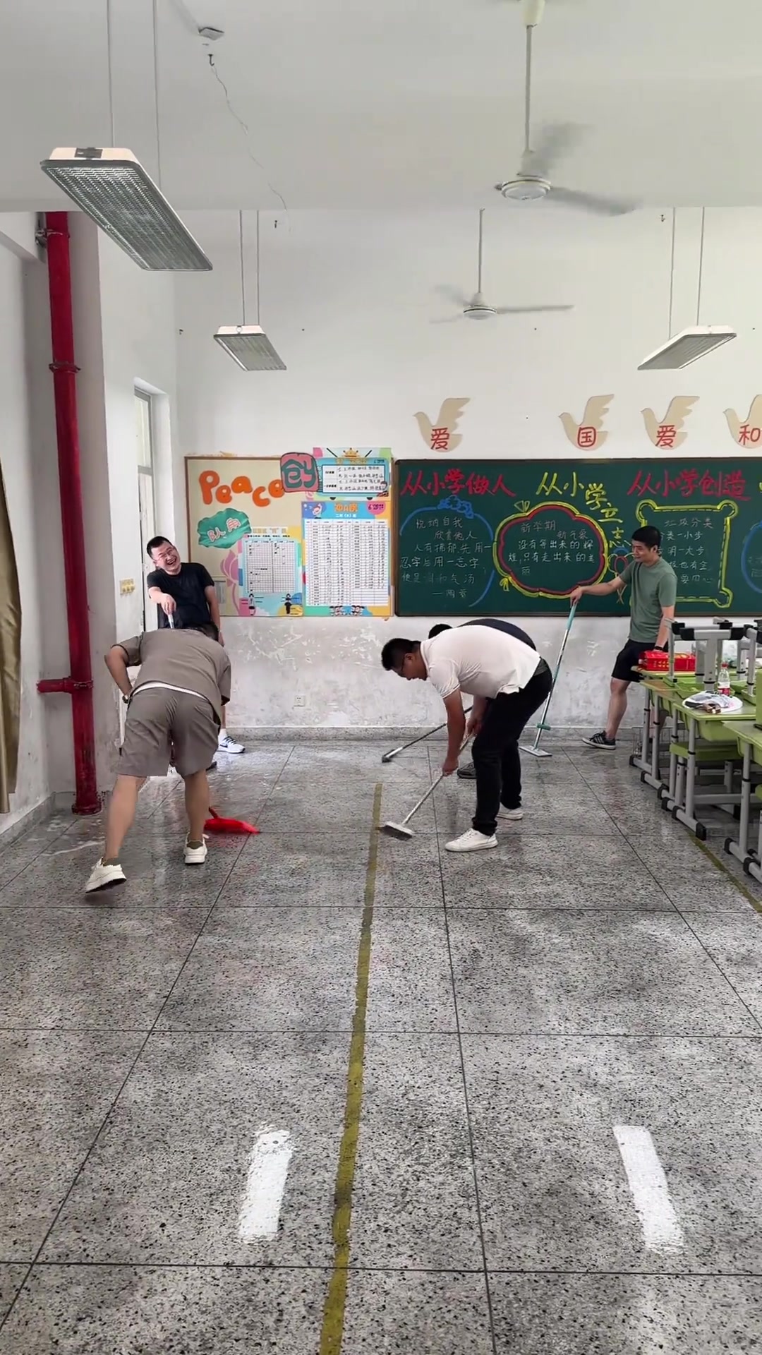 新学期开始了，爸爸们都来教室做卫生！