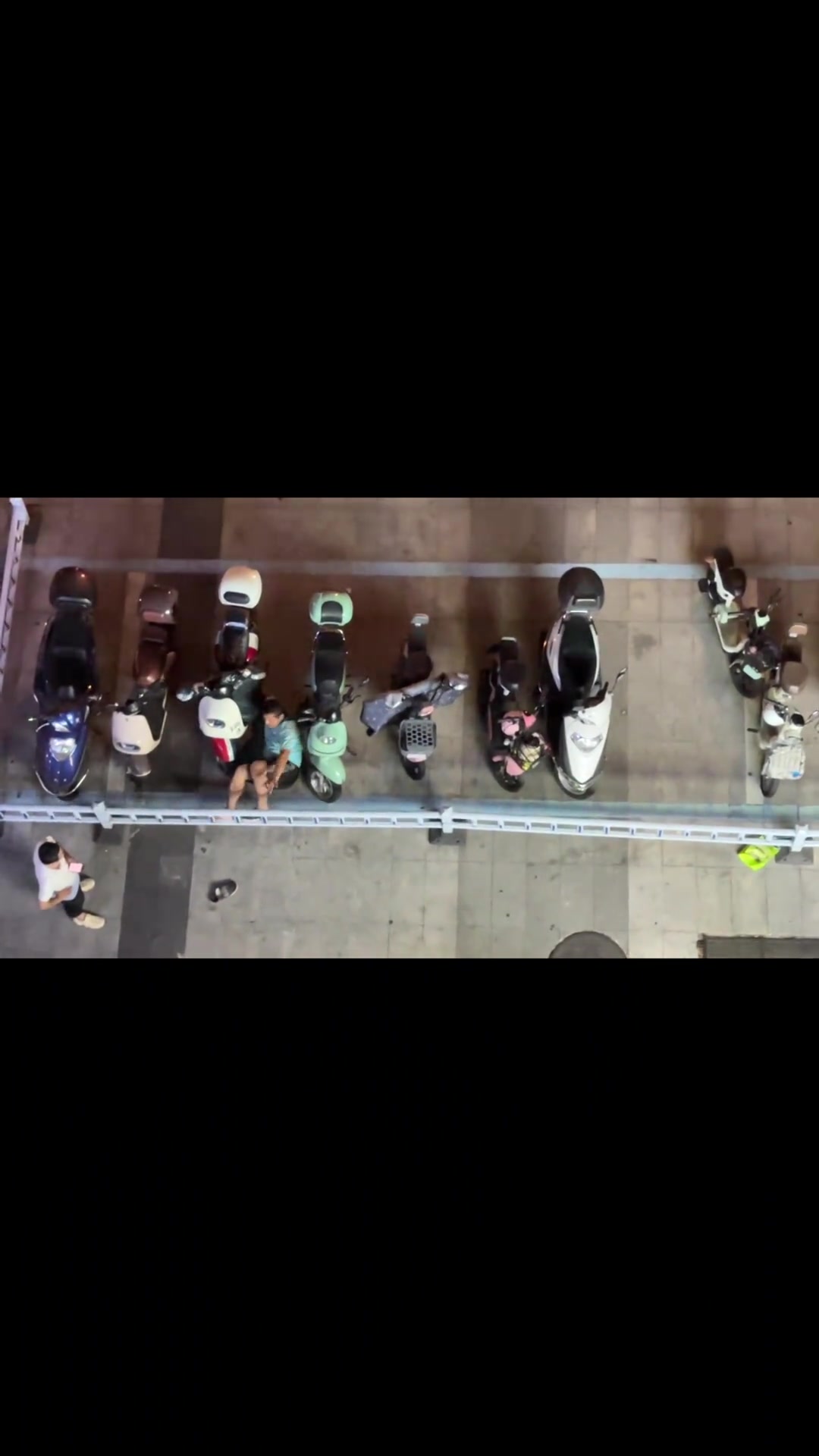 白衣服的一动不动，甚至都没有弯腰放声大笑！