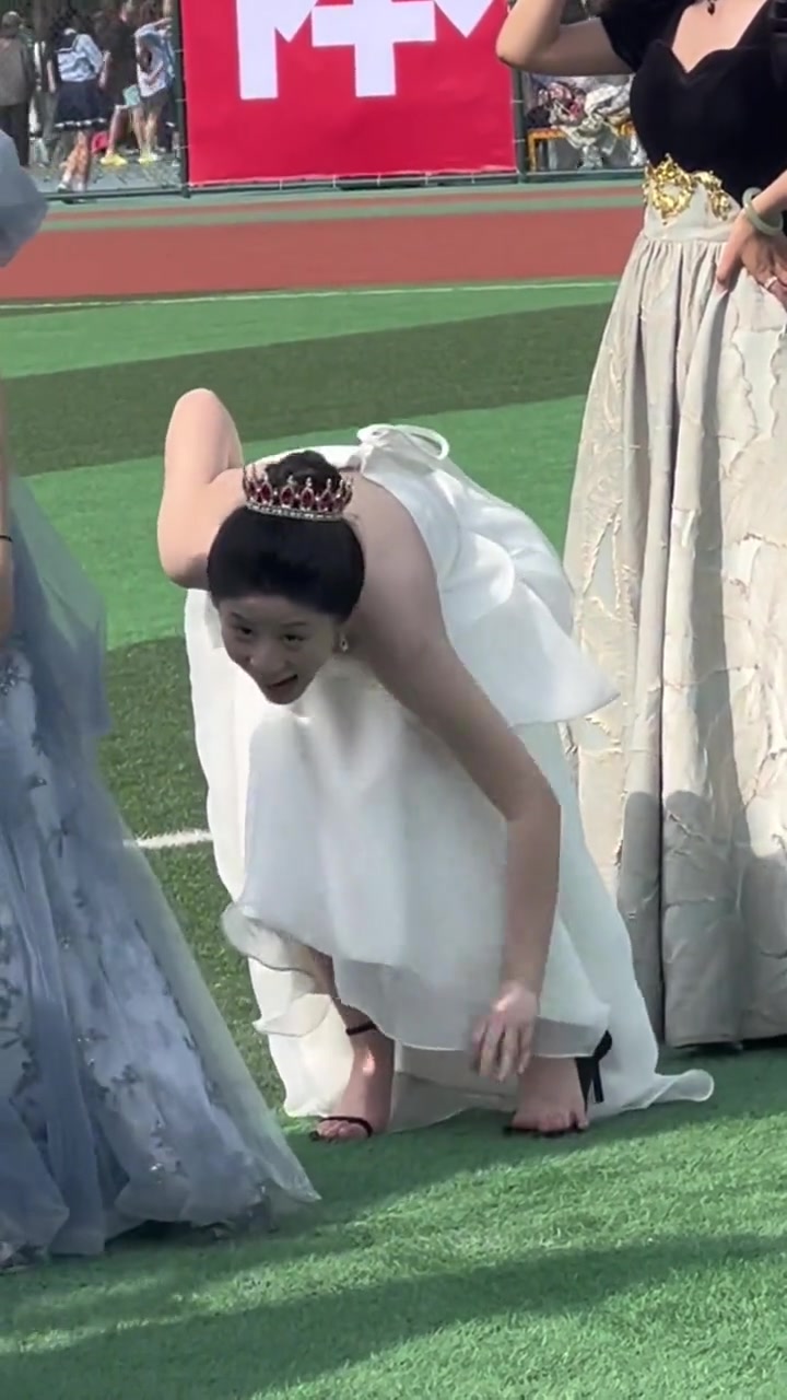 小姐姐是第一次穿高跟鞋吗！怎么手忙脚乱的！