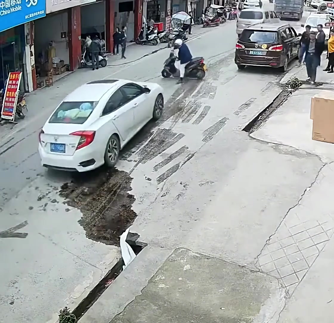 大黄：我亲眼目睹了这条街的“翻滑”